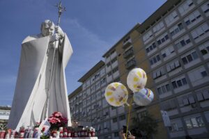 Papa, condizioni stazionarie in quadro complesso: radiografia conferma miglioramenti