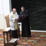 Papa Francesco, fedeli a San Pietro per il rosario con il cardinale Parolin