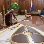 Mosca, il Gran Muftì di Russia regala a Putin una spada e uno scudo