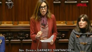 Mozione sfiducia Santanchè, la ministra: “Sono il vostro male assoluto, sono una donna libera”