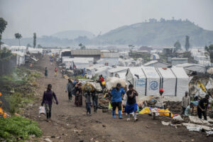 Congo - Sfollati e i soldati governativi si preparano a lasciare il loro accampamento seguendo le istruzioni dei ribelli dell'M23