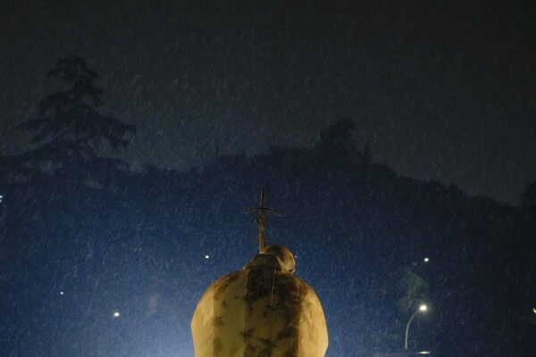 La statua di Giovanni Paolo II all'esterno del Policlinico Gemelli a Roma, dove è ricoverato il Papa