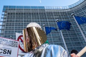 Una protesta dei lavoratori dell'acciaio davanti alla Commissione Europea (foto d'archivio)