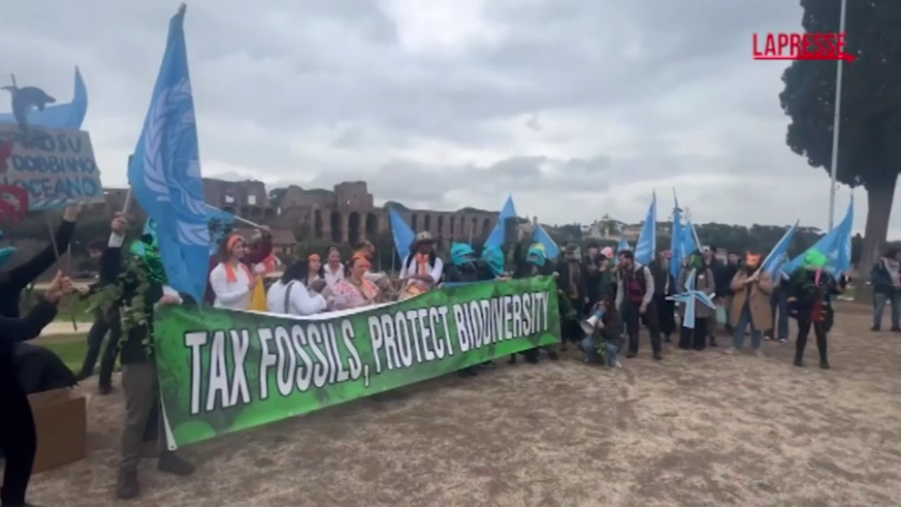 COP16 a Roma: flashmob dei movimenti ambientalisti e del Climate Pride