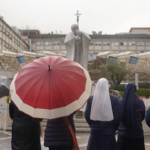 Papa Francesco, i fedeli pregano davanti al Gemelli: “Abbiamo sempre speranza”
