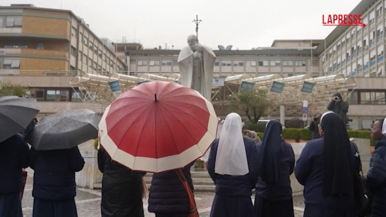 Papa Francesco, i fedeli pregano davanti al Gemelli: “Abbiamo sempre speranza”