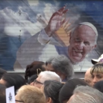 Buenos Aires, centinaia di fedeli pregano per Papa Francesco
