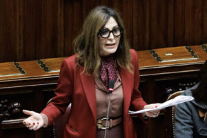 Mozione sfiducia Santanchè, la ministra in aula: “Non mi sento sola. Italiani garantisti”