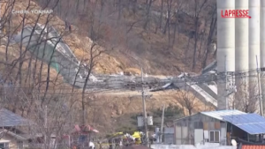 Corea del Sud, crolla ponte autostrada: almeno due morti