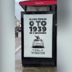 “Tesla Swasticar”: a Londra manifesti contro Musk per il sostegno all’AfD