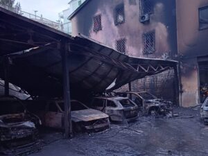 Le auto incendiate nel parcheggio del commissariato di Albano Laziale