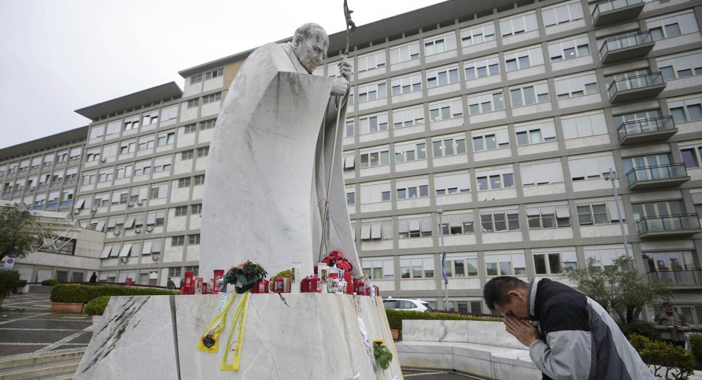 Papa Francesco, Santa Sede: “Condizioni critiche ma stazionarie. Nessuna crisi respiratoria”