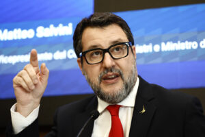 Fisco, Salvini: “La maggioranza converga sulla proposta della Lega sulla rottamazione”