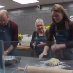 Galles, William e Kate preparano dolci al mercato di Pontypridd
