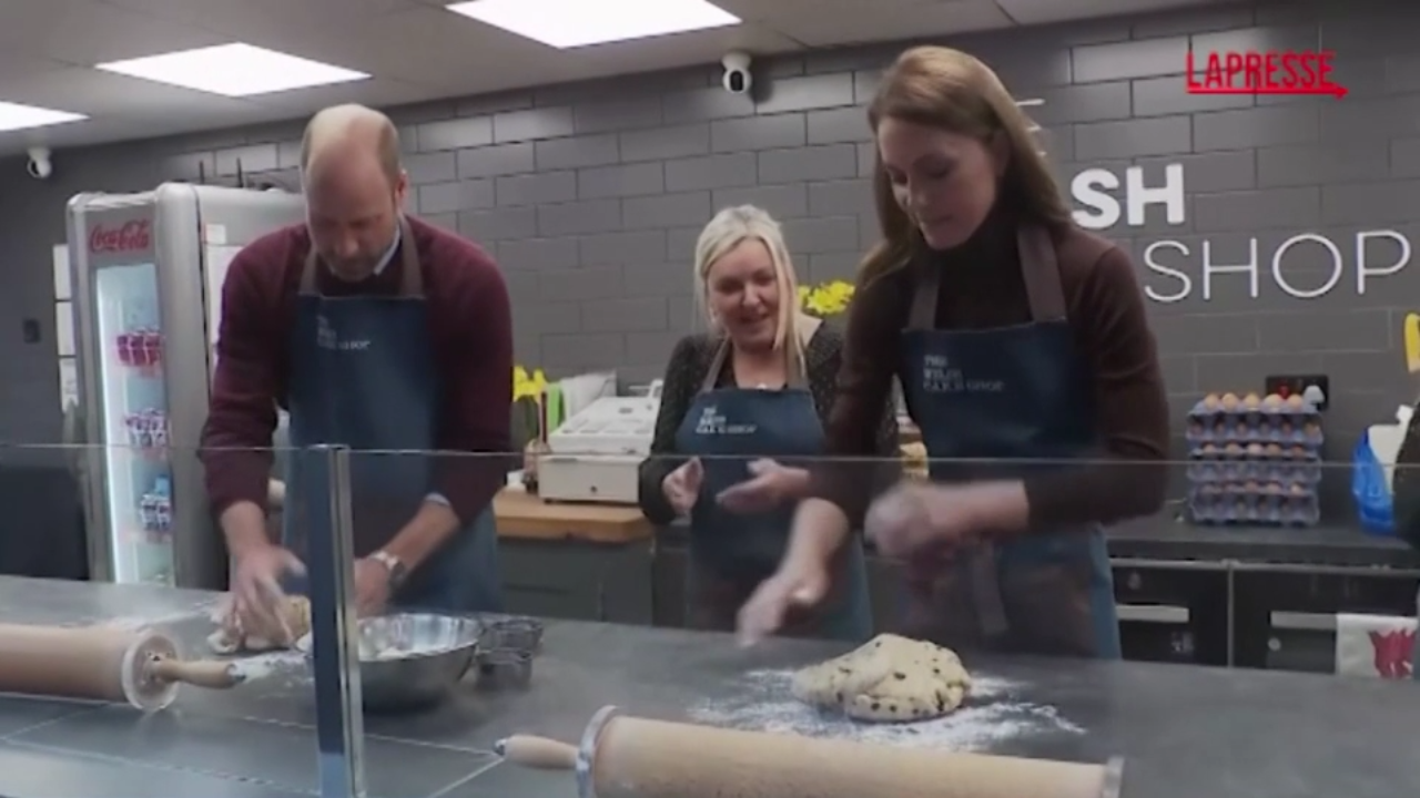 Galles, William e Kate preparano dolci al mercato di Pontypridd