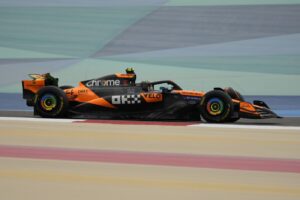 Lando Norris con la sua McLaren durante i test di Formula 1 in Bahrain