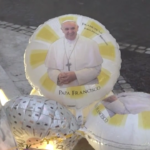 Papa Francesco, palloncini e candele al Gemelli