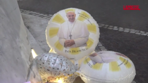 Papa Francesco, palloncini e candele al Gemelli