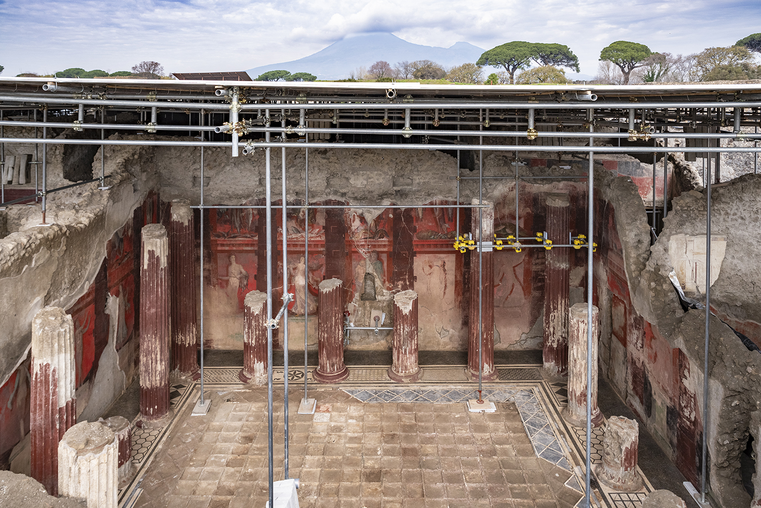 Pompei, nuova scoperta: riemerge grande sala affrescata con il culto di Dioniso