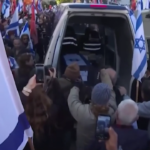 Israele, migliaia di persone al corteo funebre per Shiri Bibas e i suoi due figli