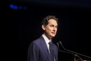 Stellantis, nel 2024 utile -70% e ricavi -17%. Elkann: “Sotto potenziale ma raggiunti importanti traguardi strategici”