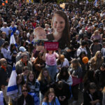 Israele, in migliaia ai funerali di Shiri Bibas e dei suoi bimbi: palloncini arancioni e cartelli ‘perdono’