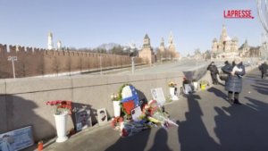 10 anni fa l’uccisione dell’oppositore russo Nemtsov, l’omaggio dei diplomatici occidentali