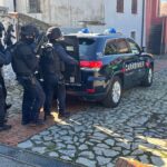 Genova, spara al vicino e si barrica in casa: si consegna dopo ore