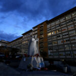 Papa Francesco, la Santa Sede: “Le condizioni si confermano in miglioramento”