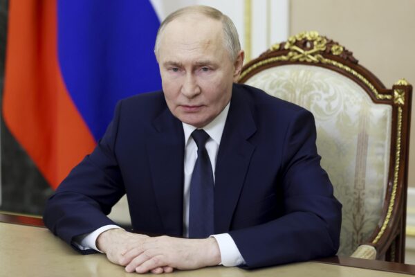 Ucraina, Putin: “Mai respinto l’idea di risolvere pacificamente il conflitto”