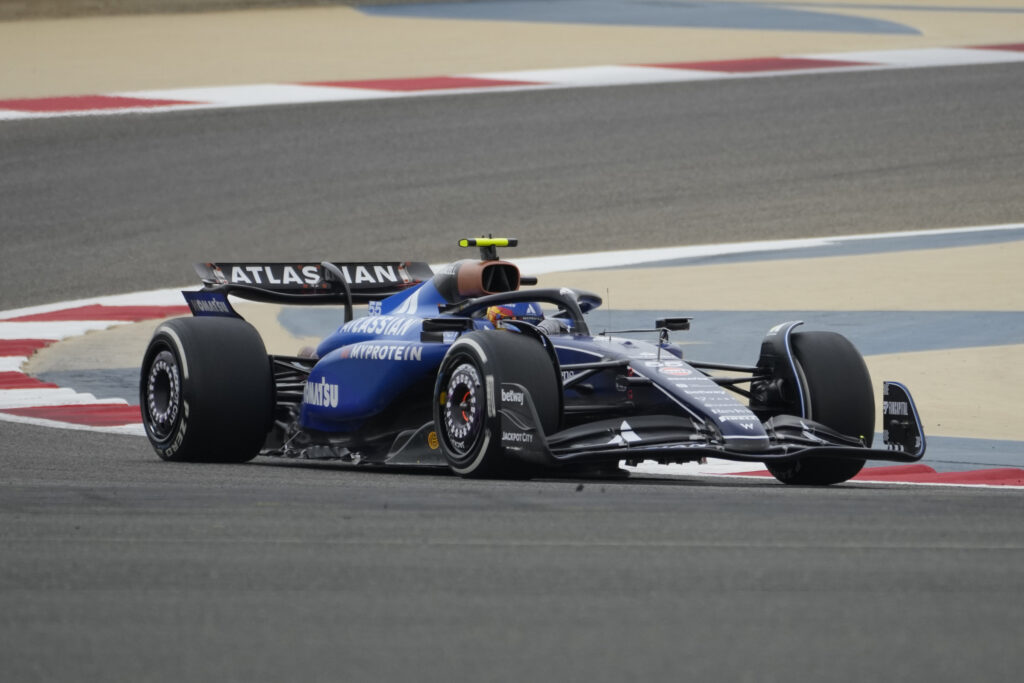 F1, test in Bahrain 2025: Sainz il più veloce davanti a Hamilton e Leclerc