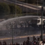 Atene, la polizia usa cannoni ad acqua contro i manifestanti
