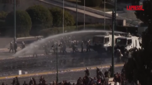 Atene, la polizia usa cannoni ad acqua contro i manifestanti