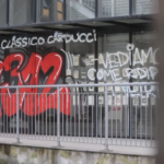 Milano, sui muri del liceo Carducci scritte contro il preside e la polizia