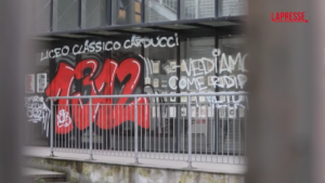 Milano, sui muri del liceo Carducci scritte contro il preside e la polizia