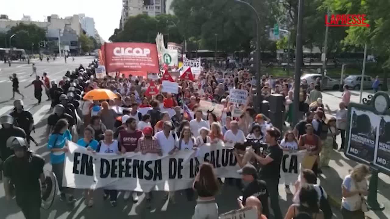 Argentina, protesta degli operatori sanitari contro Milei