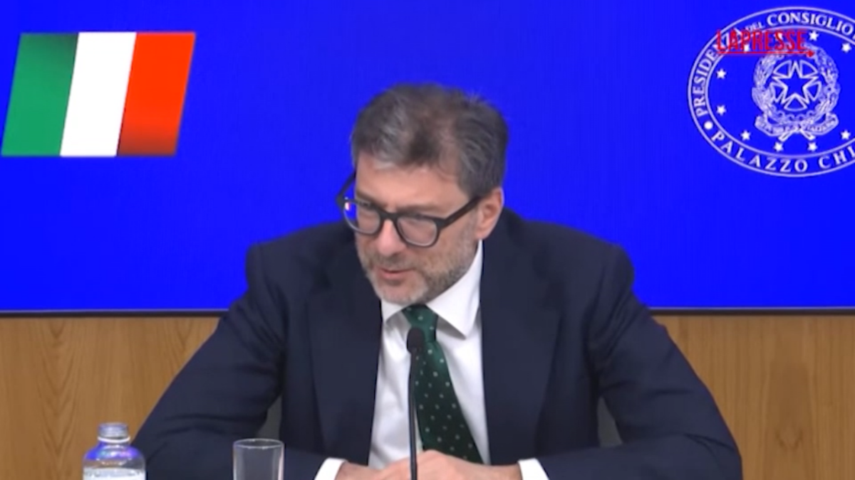 VIDEO Bollette, Giorgetti: “Mie arrabbiature? Mi arrabbio solo quando perde il Southampton” VIDEO Bollette, Giorgetti: “Mie arrabbiature? Mi arrabbio solo quando perde il Southampton”