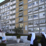 Papa Francesco, sala stampa vaticana: “Notte tranquilla, prosegue fisioterapia respiratoria”