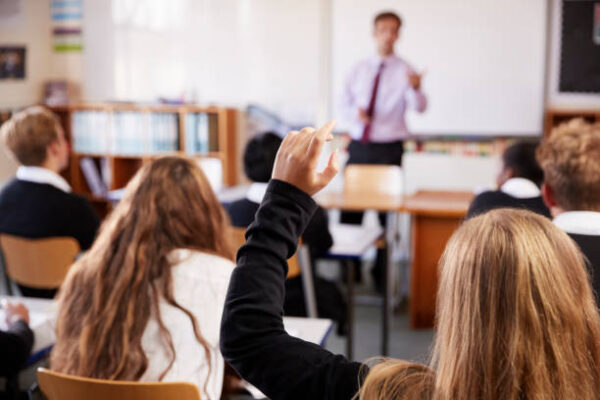 Napoli, ‘bambin*’ in una circolare di istituto: “Il modulo sarà cambiato”