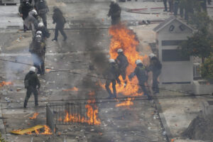 Grecia, scontri ad Atene durante manifestazione per l’anniversario del disastro ferroviario