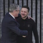 Ucraina, Zelensky a Londra dopo lo scontro con Trump: abbraccio con Starmer