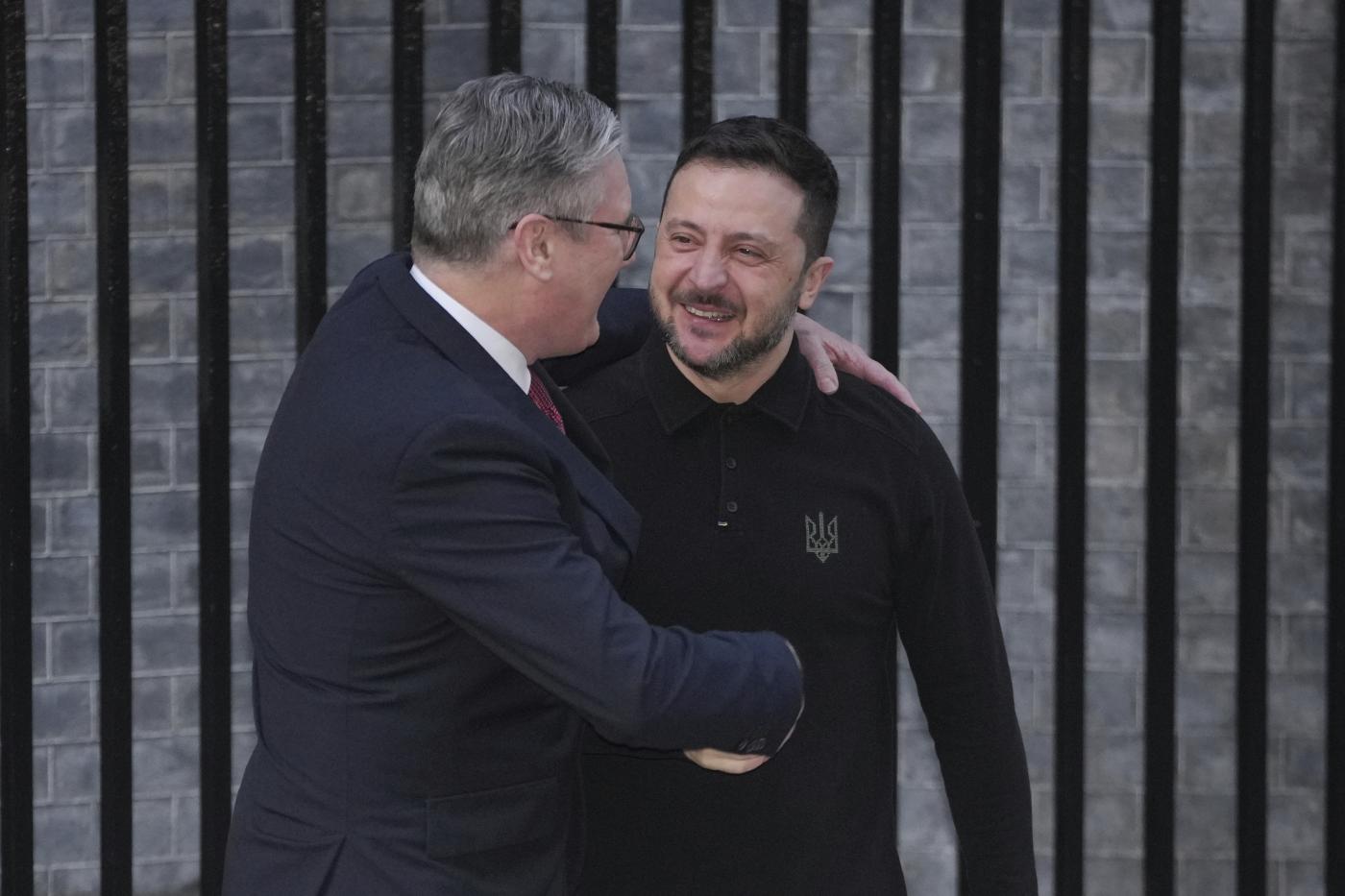 Ucraina, Zelensky a Londra dopo lo scontro con Trump: abbraccio con Starmer