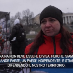 Gli ucraini si stringono attorno a Zelensky dopo lo scontro con Trump