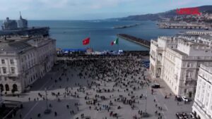 Amerigo Vespucci, la nave arriva a Trieste accolta da migliaia di persone