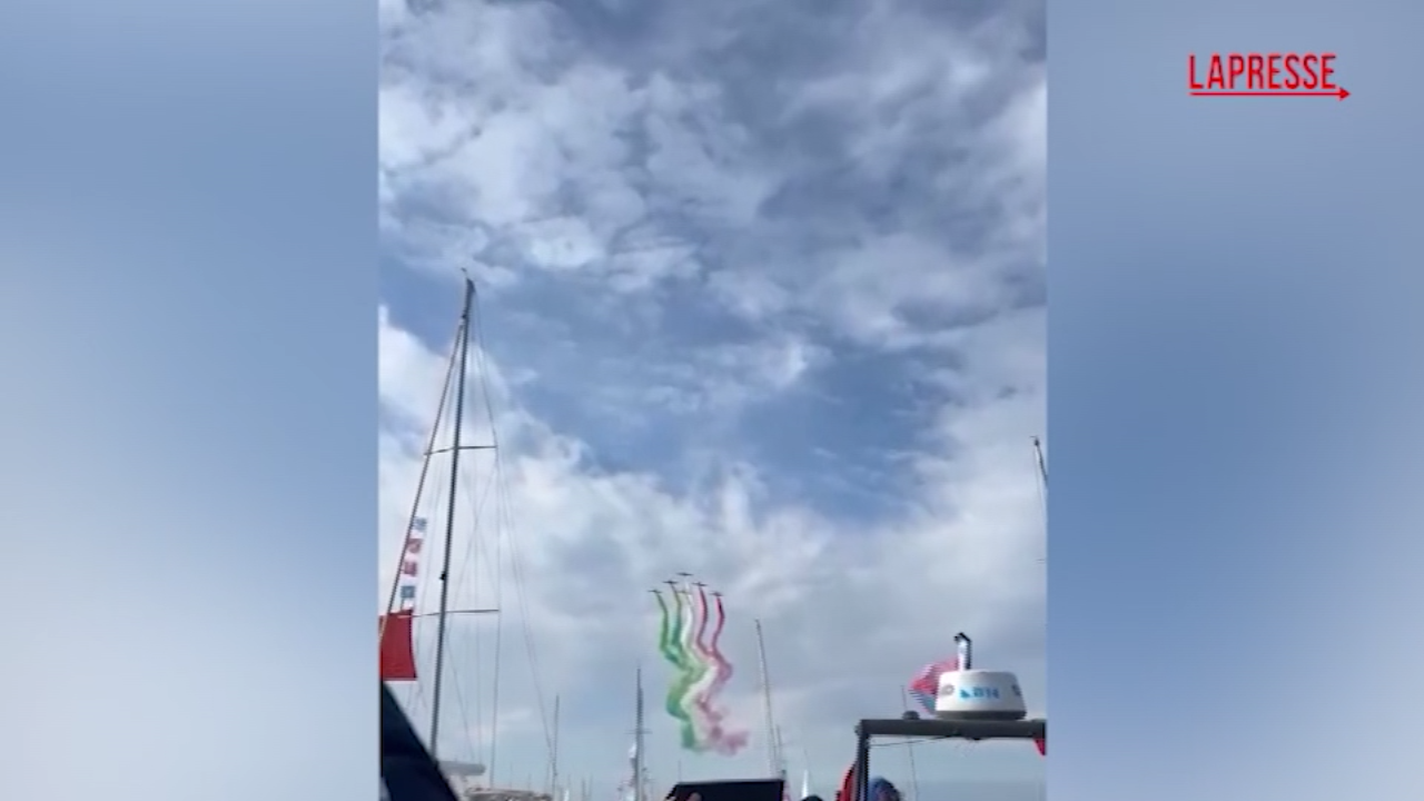 Nave Amerigo Vespucci a Trieste, il sorvolo delle Frecce Tricolori