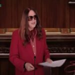 Crozza nei panni di Santanchè: “Labbra finte, borse finte, bilanci finti”