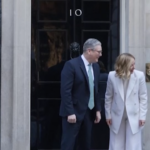 Meloni a Londra, l’incontro con il gatto Larry a Downing Street: “Io ne ho due”