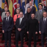 Ucraina, i leader europei posano per una foto di gruppo al vertice di Londra