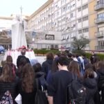 Papa Francesco, i fedeli pregano fuori dall’ospedale ‘Gemelli’