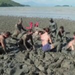 Brasile, a Paraty si festeggia il Carnevale coprendosi di fango